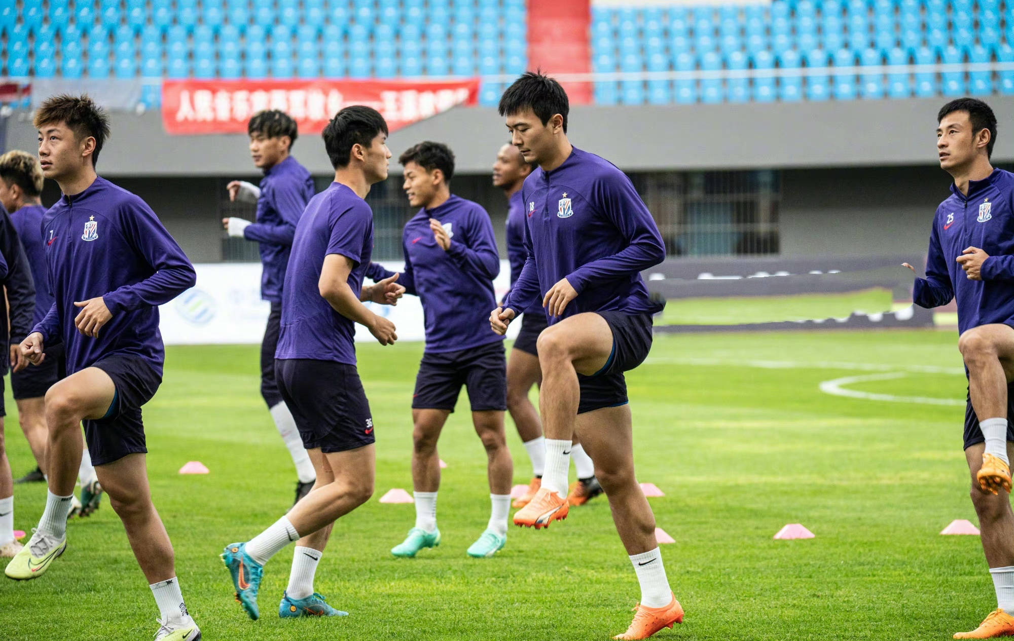 北京国安发布备战花絮，今晨主帅复盘，欧联任务艰巨，纪律约束更严格(解放军口号战必胜16字)