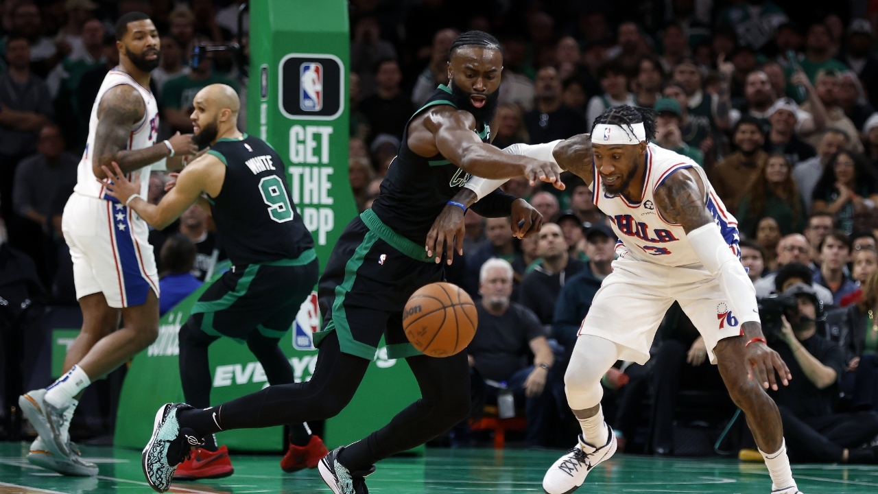 窗口期突围战来临，费城76人围绕NBA总决赛再遭质疑，媒体盛赞，团队化学反应显著(费城76人艾弗森)