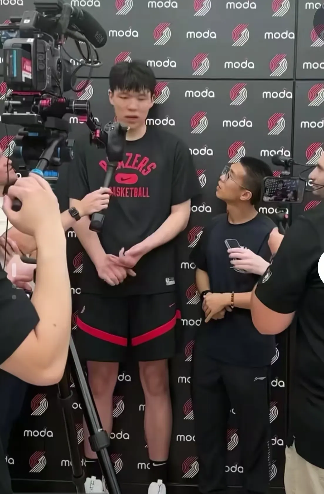 关于这也行？清晨上海海港调整名单以备CBA季后赛清晨广厦男篮迎来里程碑，Rookie在拜仁比赛中状态火爆的信息