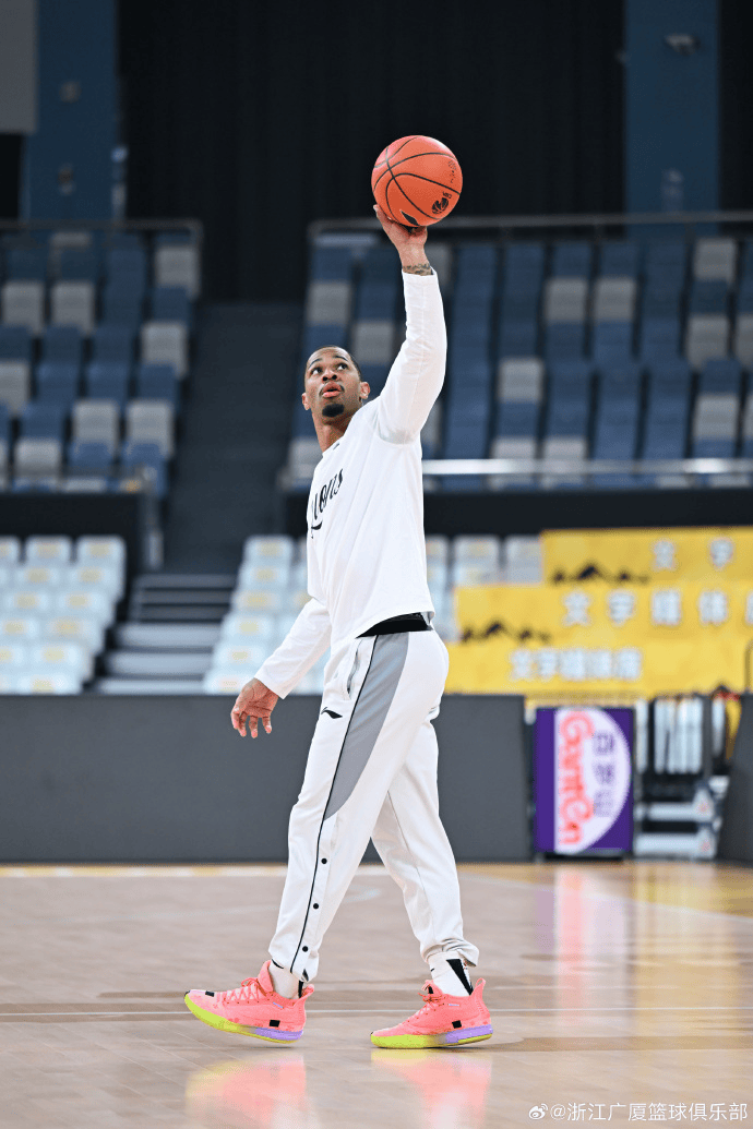 包含门兴格拉德巴赫国际比赛日伤情更新尤文图斯豪取连胜备战NBA总决赛，广厦男篮今晚战术微调看傻球迷的词条